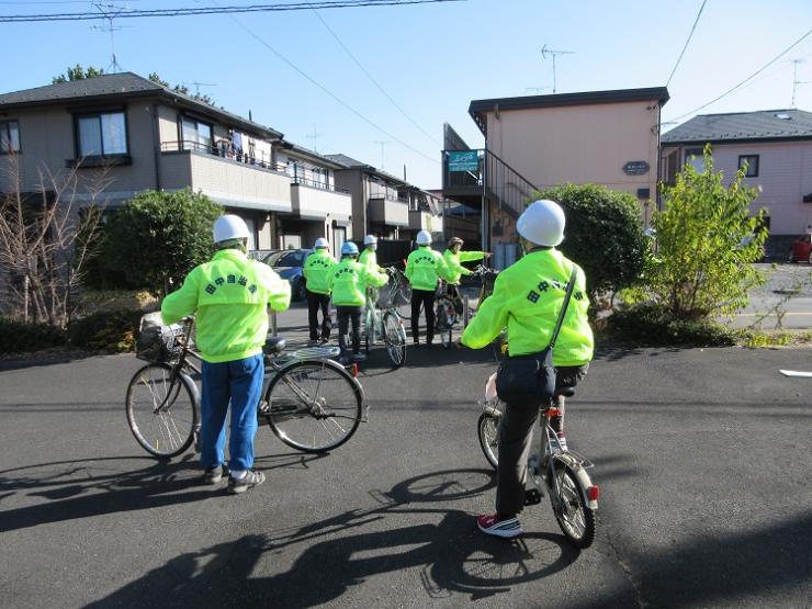 自転車に乗ってパトロール出発