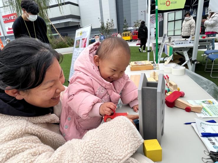 写真：おもちゃで遊ぶ親子