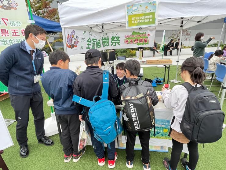 写真:おもちゃで遊ぶ少年