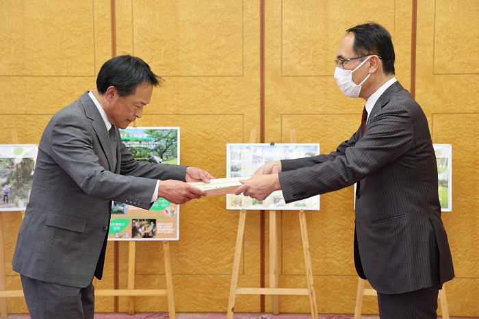 さいたま緑のトラスト基金・彩の国みどりの基金への寄附に対する感謝状贈呈式で感謝状を贈呈する知事の写真