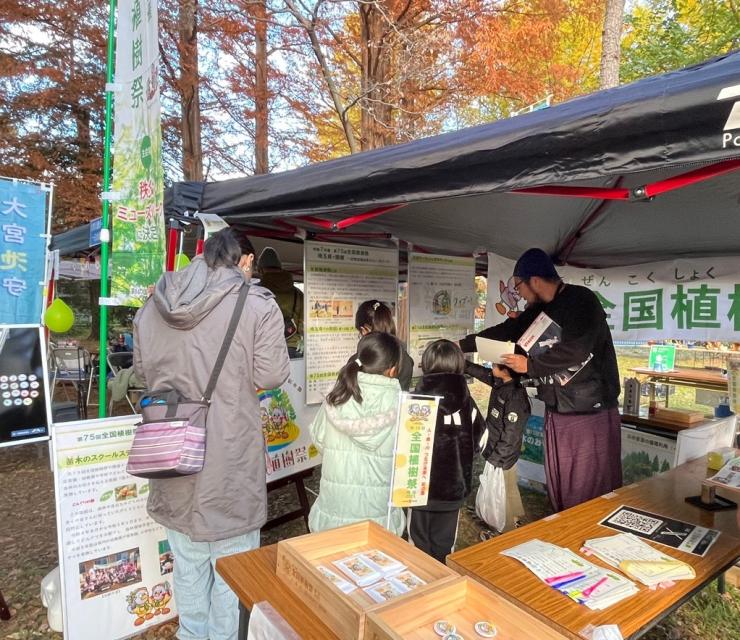 写真：パネルを見る家族