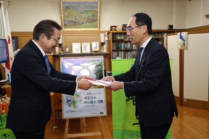 さいたま緑のトラスト基金への寄附に対する感謝状贈呈式で感謝状を贈呈する知事の写真