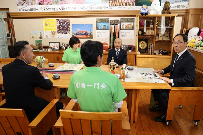 全麺協そば道五段位全国大会受賞者表敬訪問で歓談する知事の写真