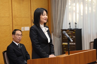 写真：挨拶を述べる副議長