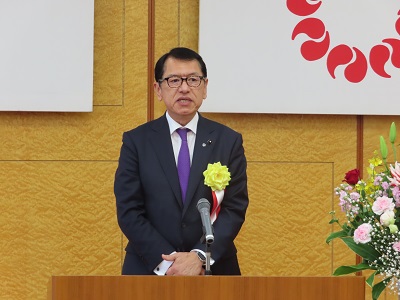 写真：祝辞を述べる議長