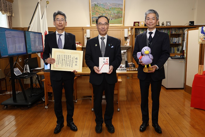 交通遺児援護基金への寄附に対する感謝状贈呈式で記念撮影する知事の写真