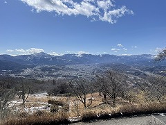 雪の後の秩父盆地を望む。高い山は雪をかぶっている。