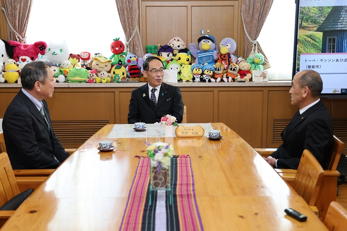 埼玉県NPO基金感謝状贈呈式（2月26日実施）で歓談する知事の写真