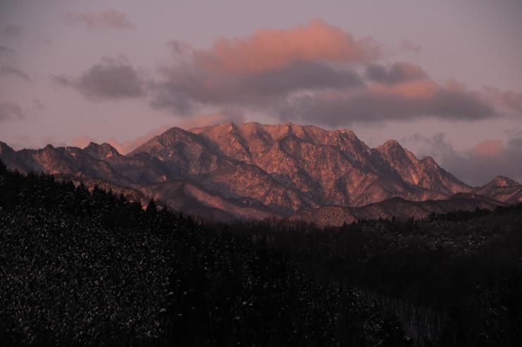 雪を抱いた両神山は冬ならではの景色