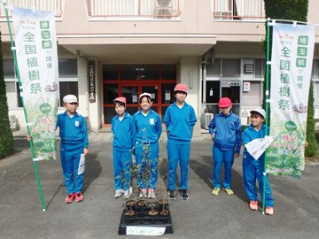 写真：三田川みどりの少年団（小鹿野町立三田川小学校）