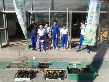 写真：両神小みどりの少年団（小鹿野町立両神小学校）