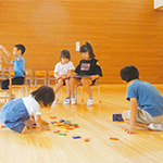 木のぬくもりを感じながら遊ぶ子供たちの写真
