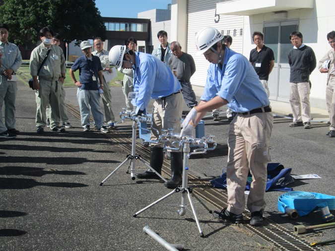 写真：浄水場職員が応急給水装置を設置する様子
