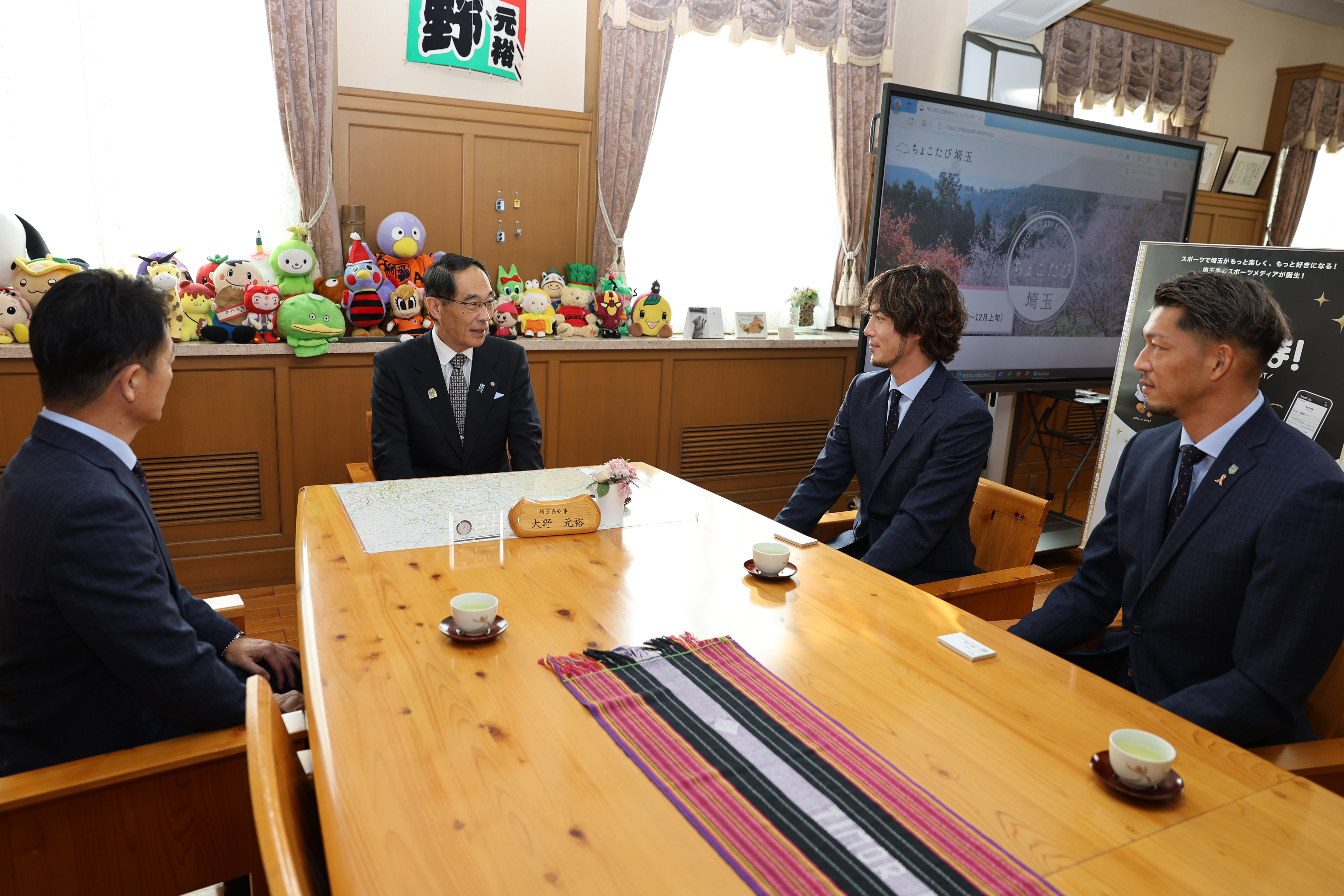 表敬訪問で訪問者と会談をする知事の写真