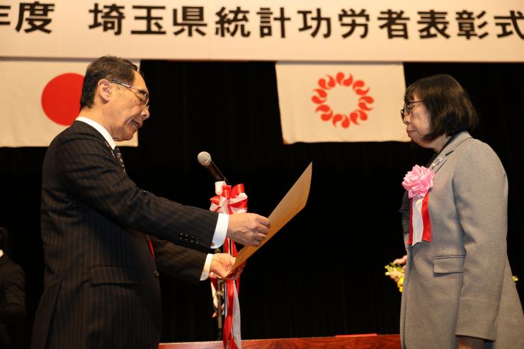 知事が受賞者に賞状を手渡す様子