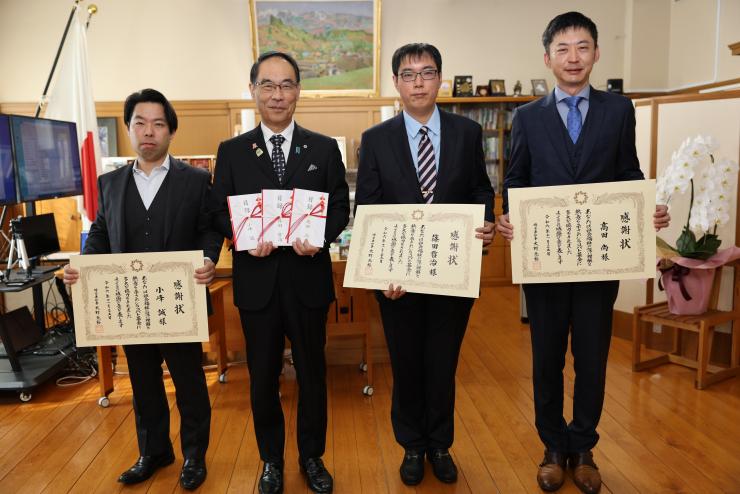 感謝状贈呈式で訪問者と記念撮影をする知事の写真