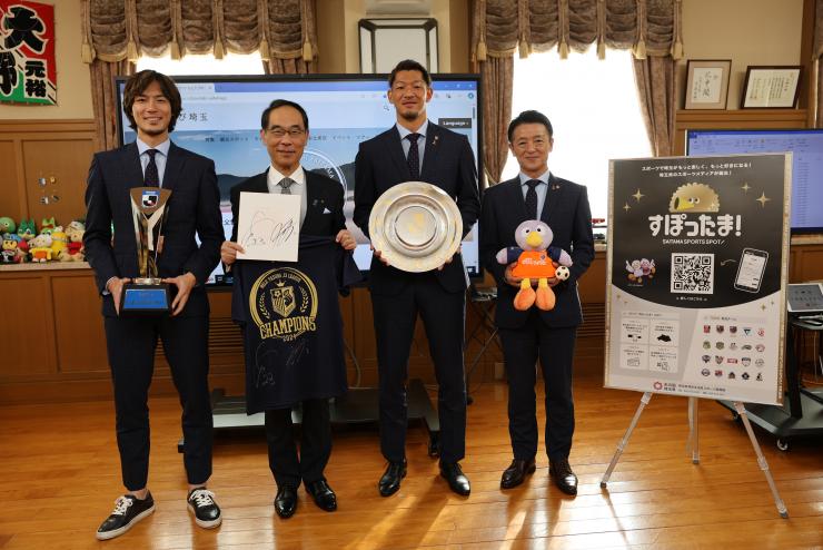 表敬訪問で集合写真を撮る知事の写真