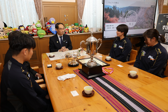 表敬訪問で訪問者と会談をする知事の写真