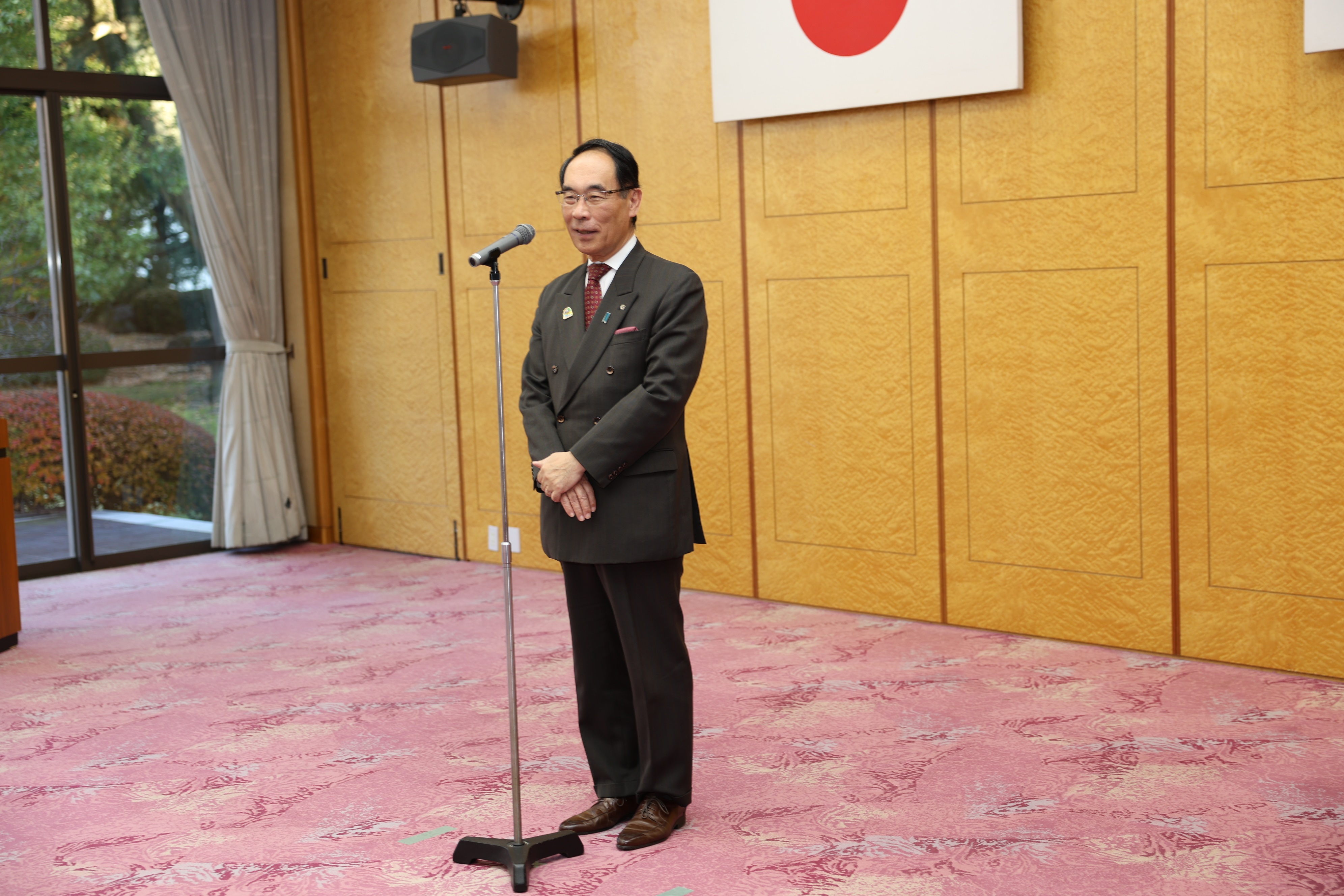 感謝状贈呈式で挨拶をする知事の写真