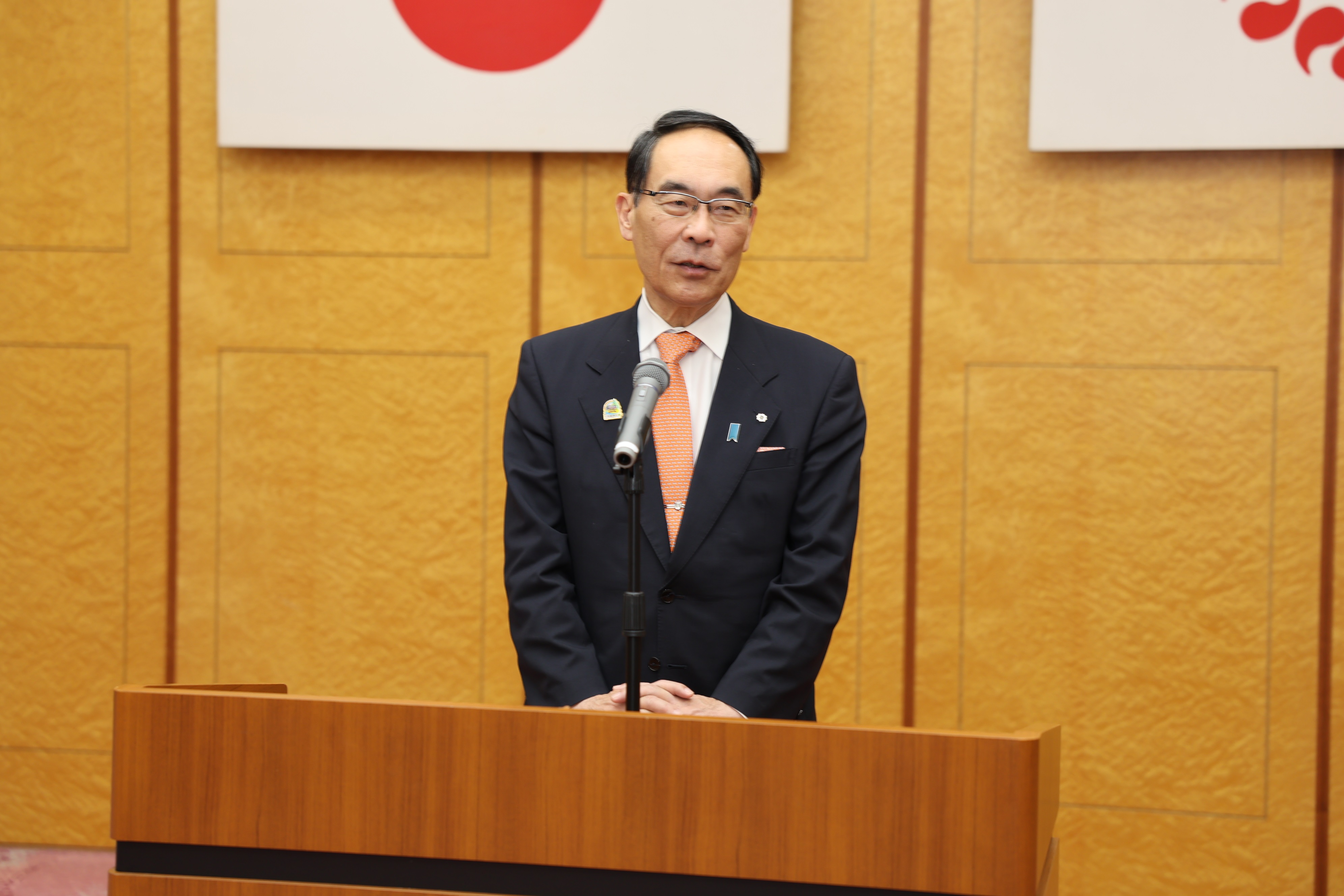 感謝状贈呈式で挨拶をする知事の写真