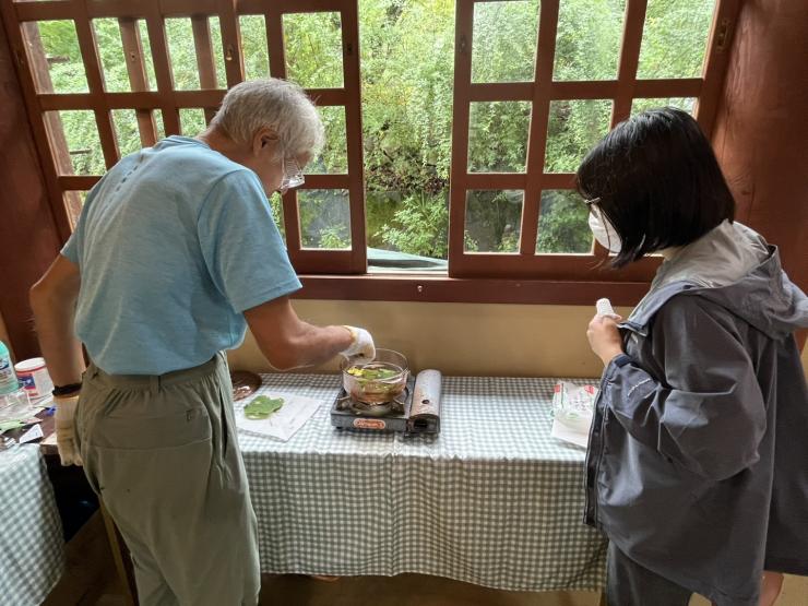 葉脈標本づくりの先生から作業の説明を受ける当センター職員