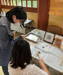 参加者が葉肉をブラシで落としている様子