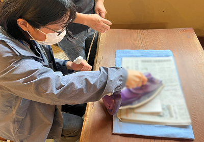 当センター職員が葉脈標本にアイロンをかける様子