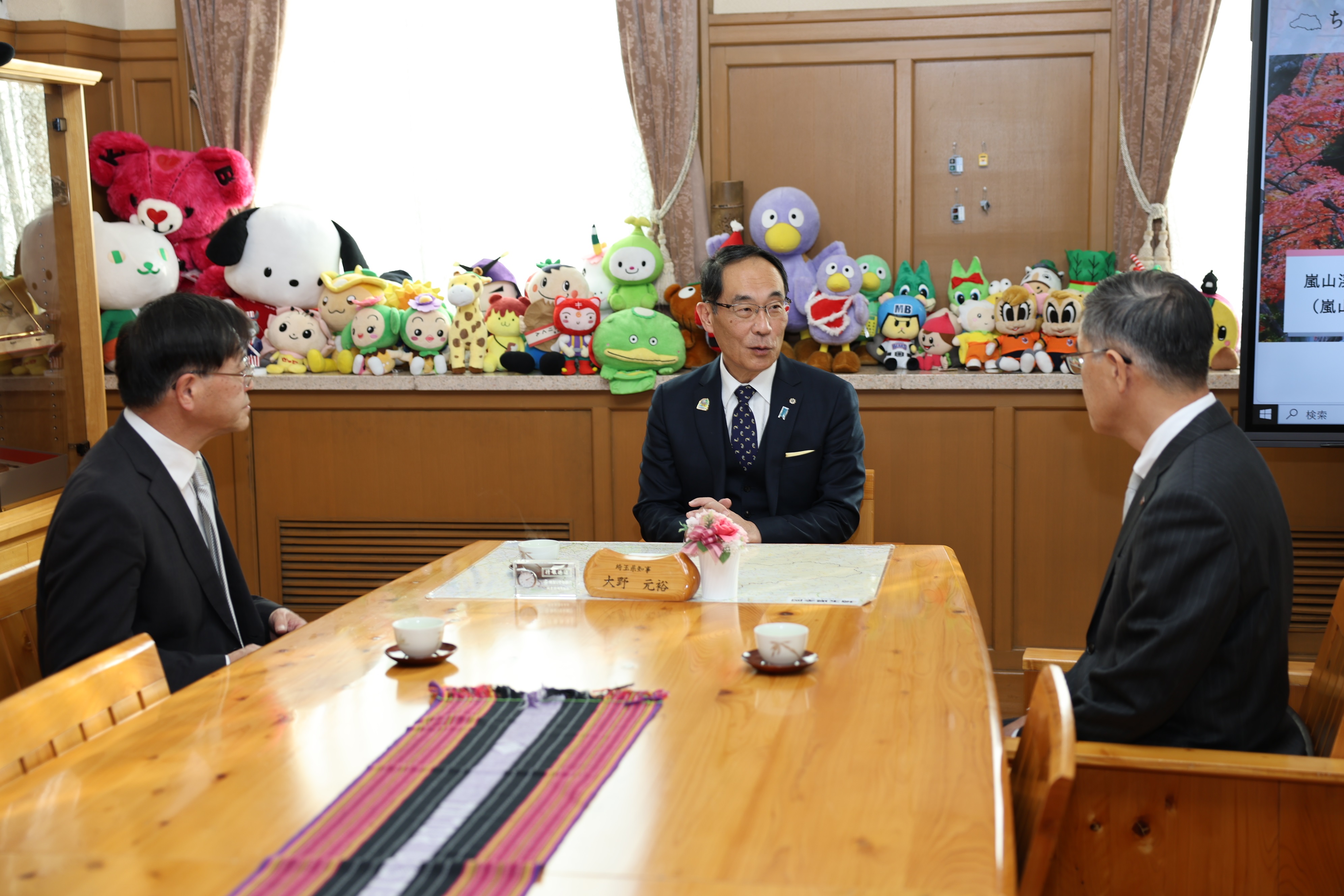 感謝状贈呈式で訪問者と会談をする知事の写真