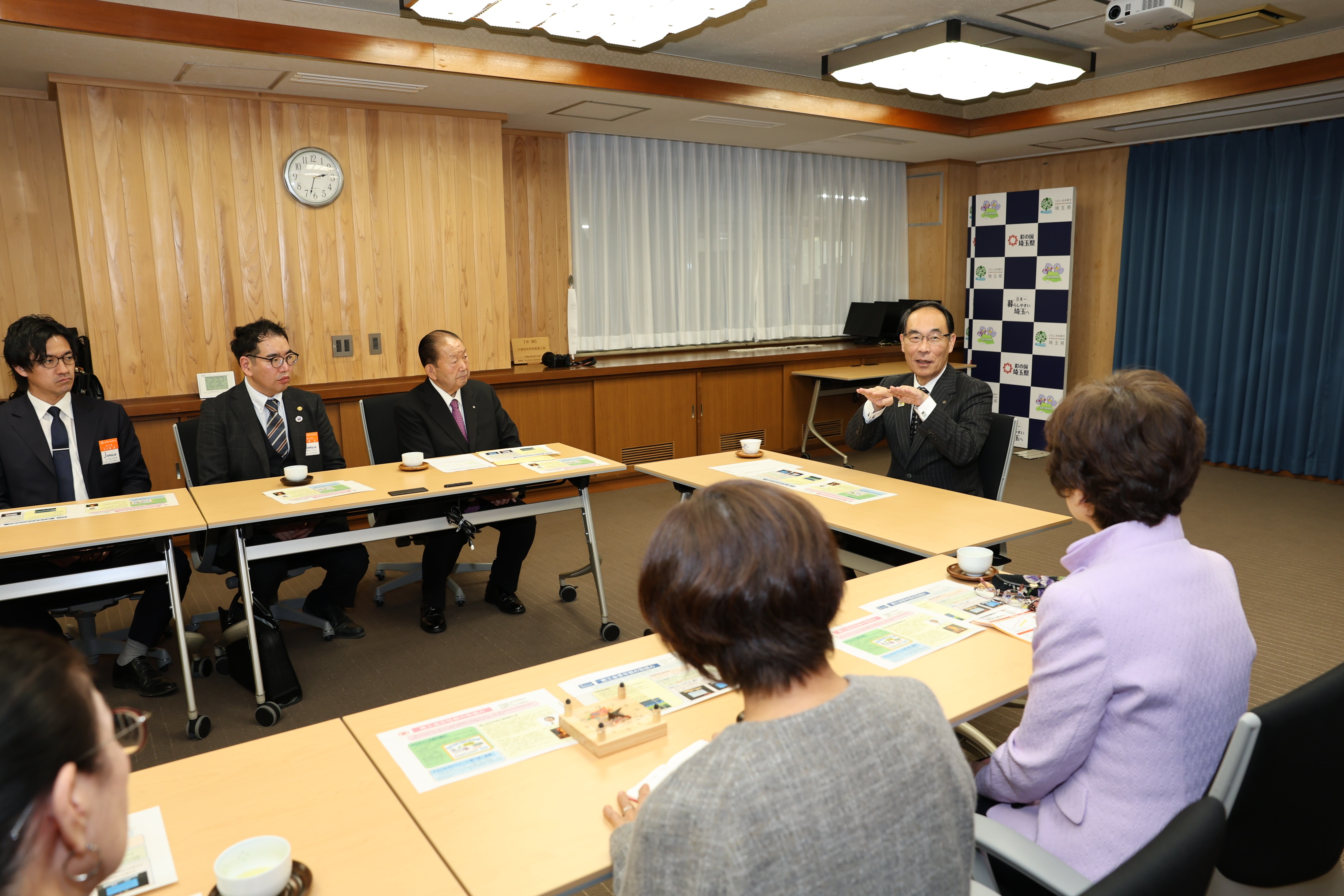 感謝状贈呈式で訪問者と会談をする知事の写真