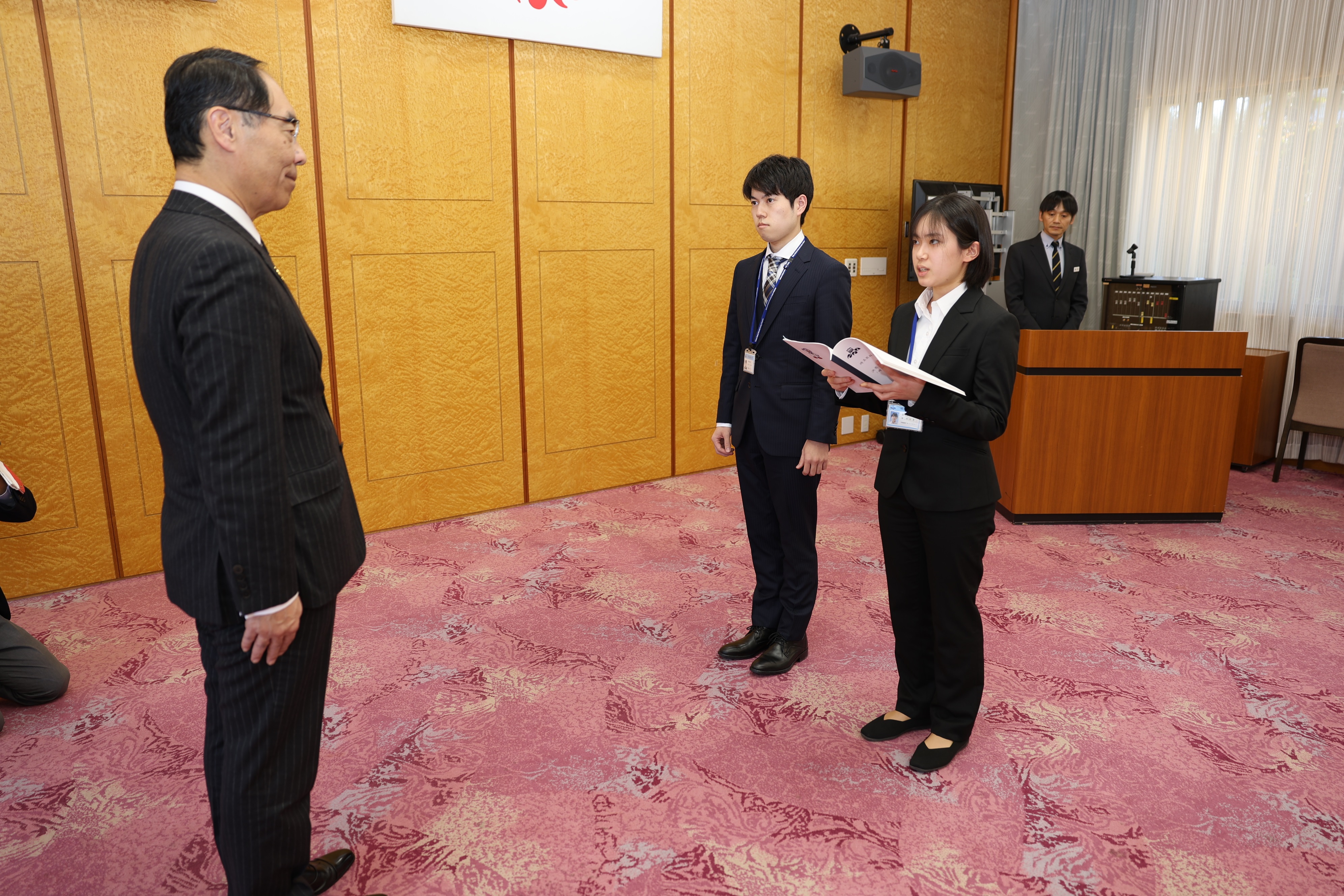 表敬訪問で決意表明をする訪問者とそれを聞く知事の写真