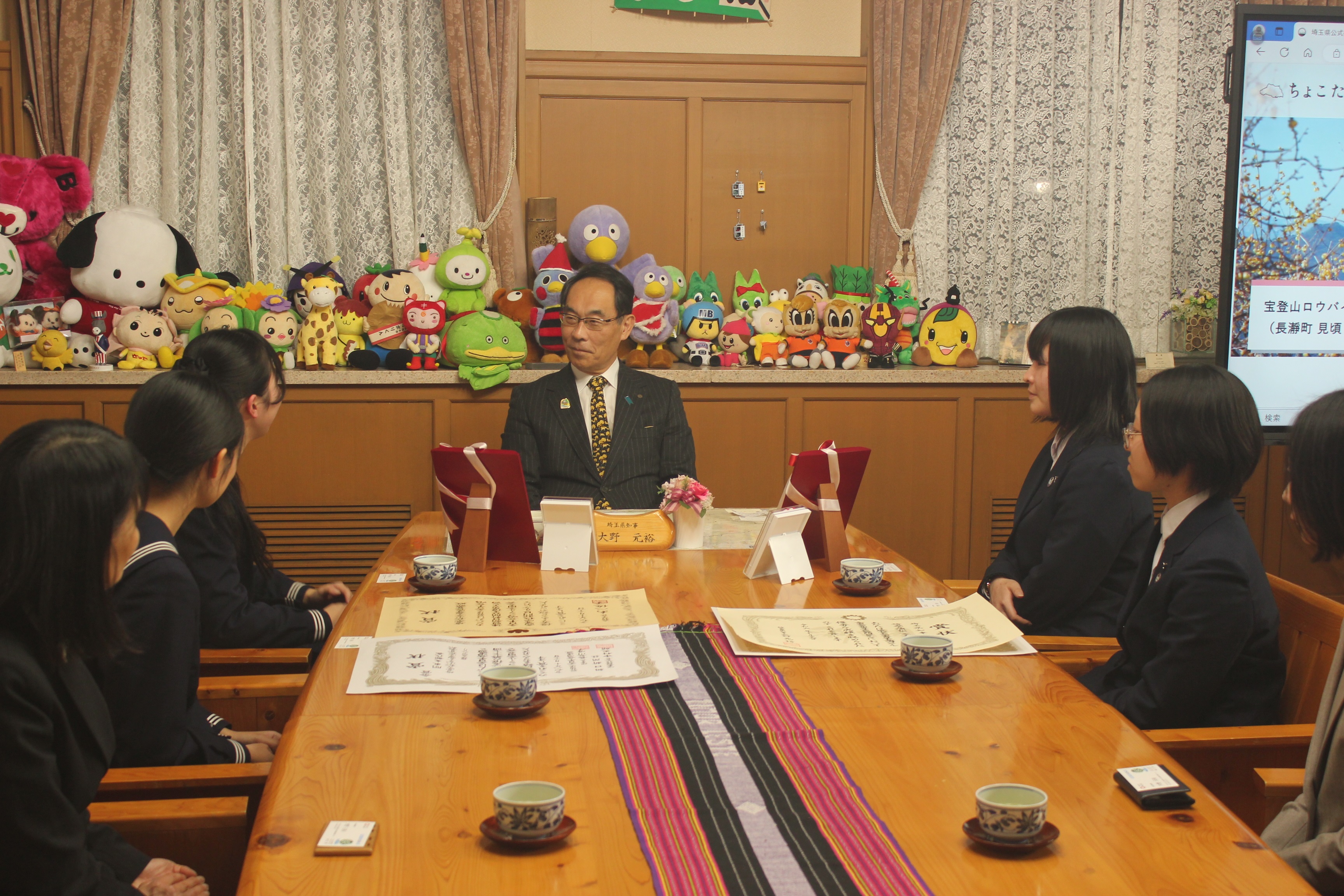 表敬訪問で訪問者と会談をする知事の写真