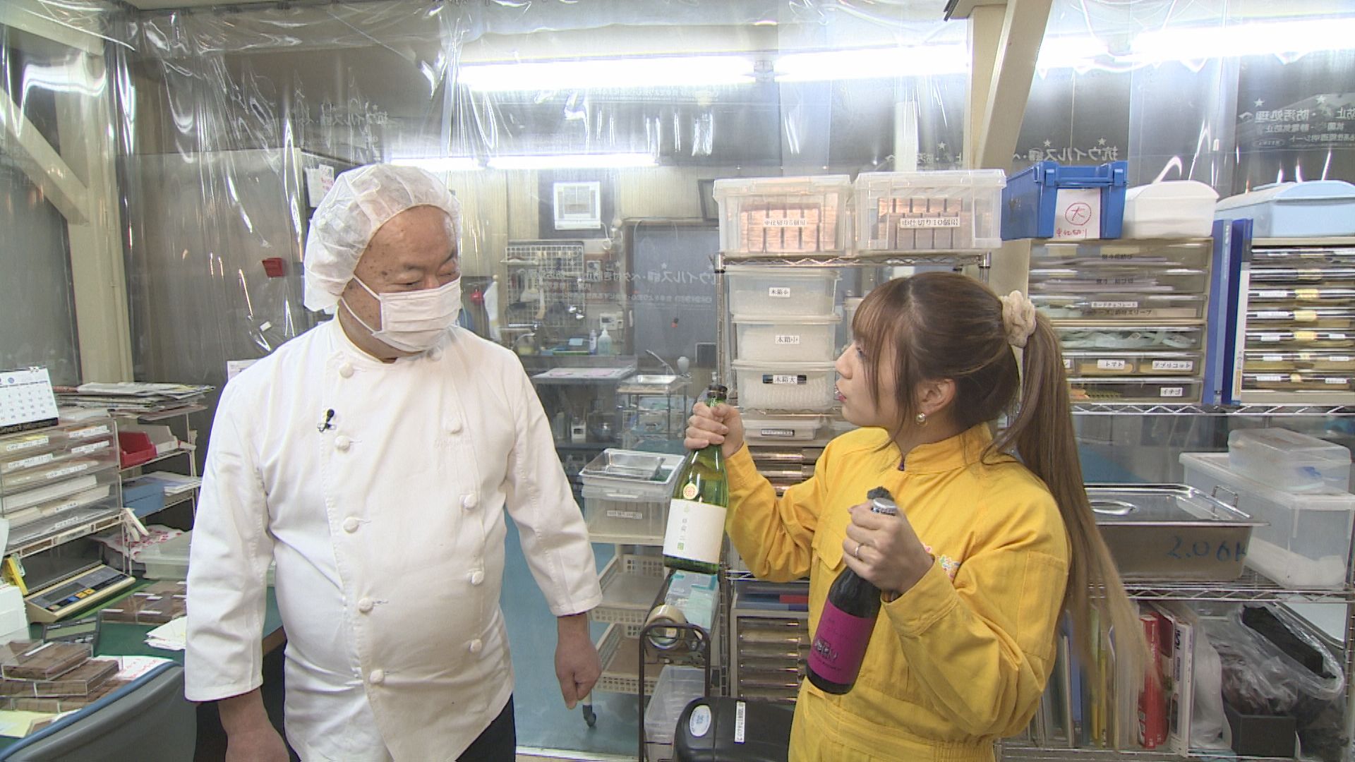 手作りチョコレート・てら山にお酒を持ち込む才木玲佳の写真