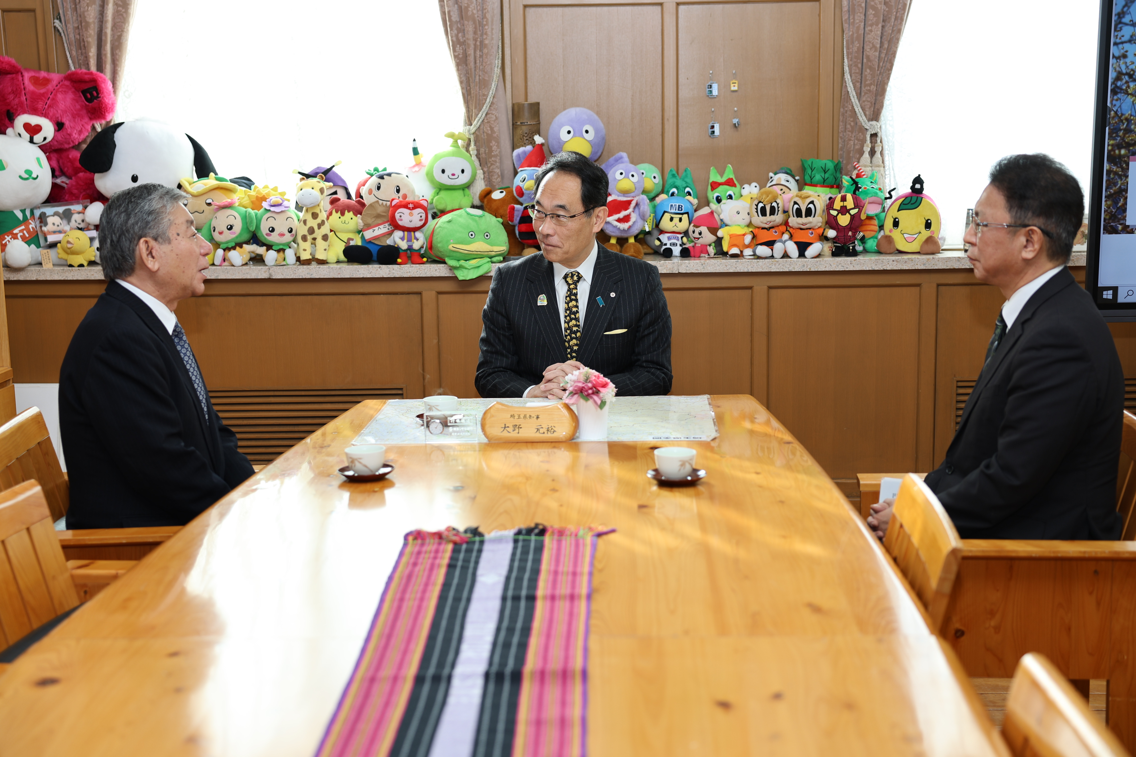 感謝状贈呈式で訪問者と会談をする知事の写真