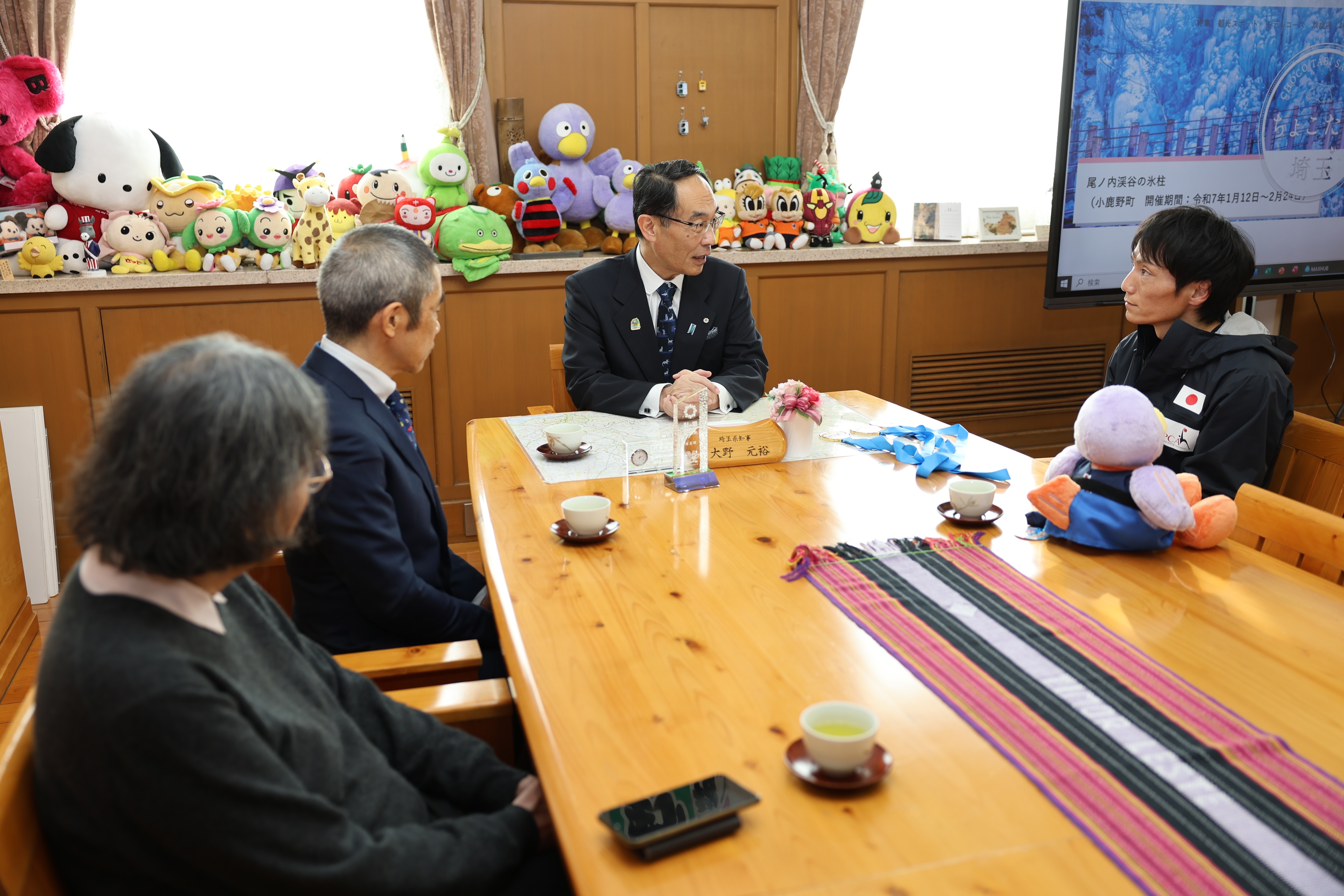 表敬訪問で訪問者と会談をする知事の写真