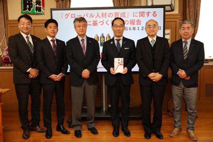 訪問者と集合写真を撮る知事の写真