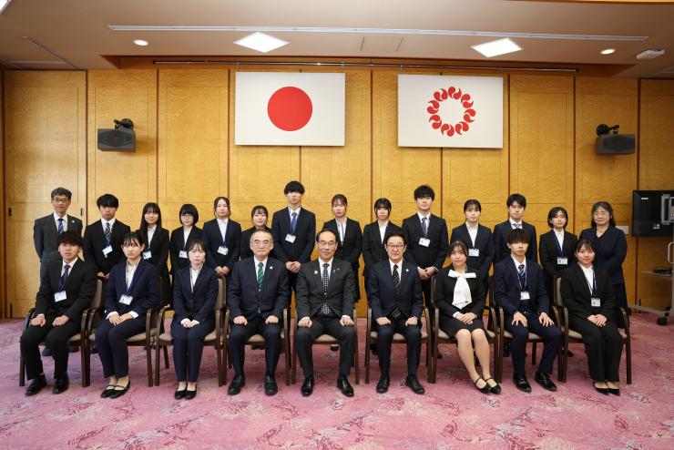 表敬訪問で訪問者と集合写真を撮る知事の写真