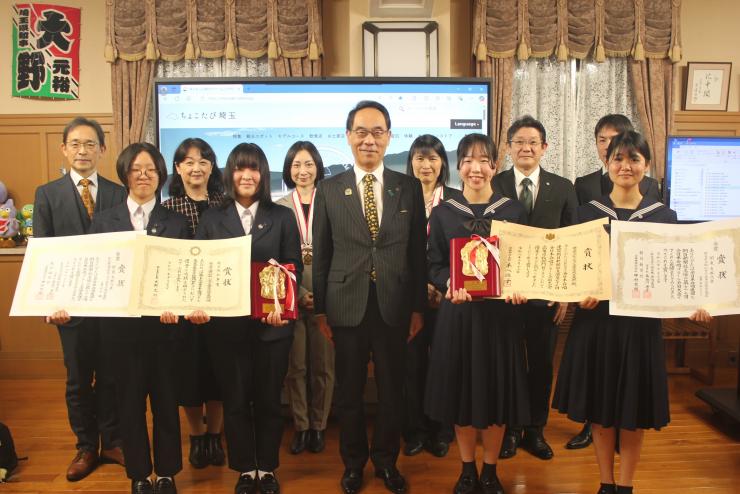 表敬訪問で訪問者と集合写真を撮る知事の写真