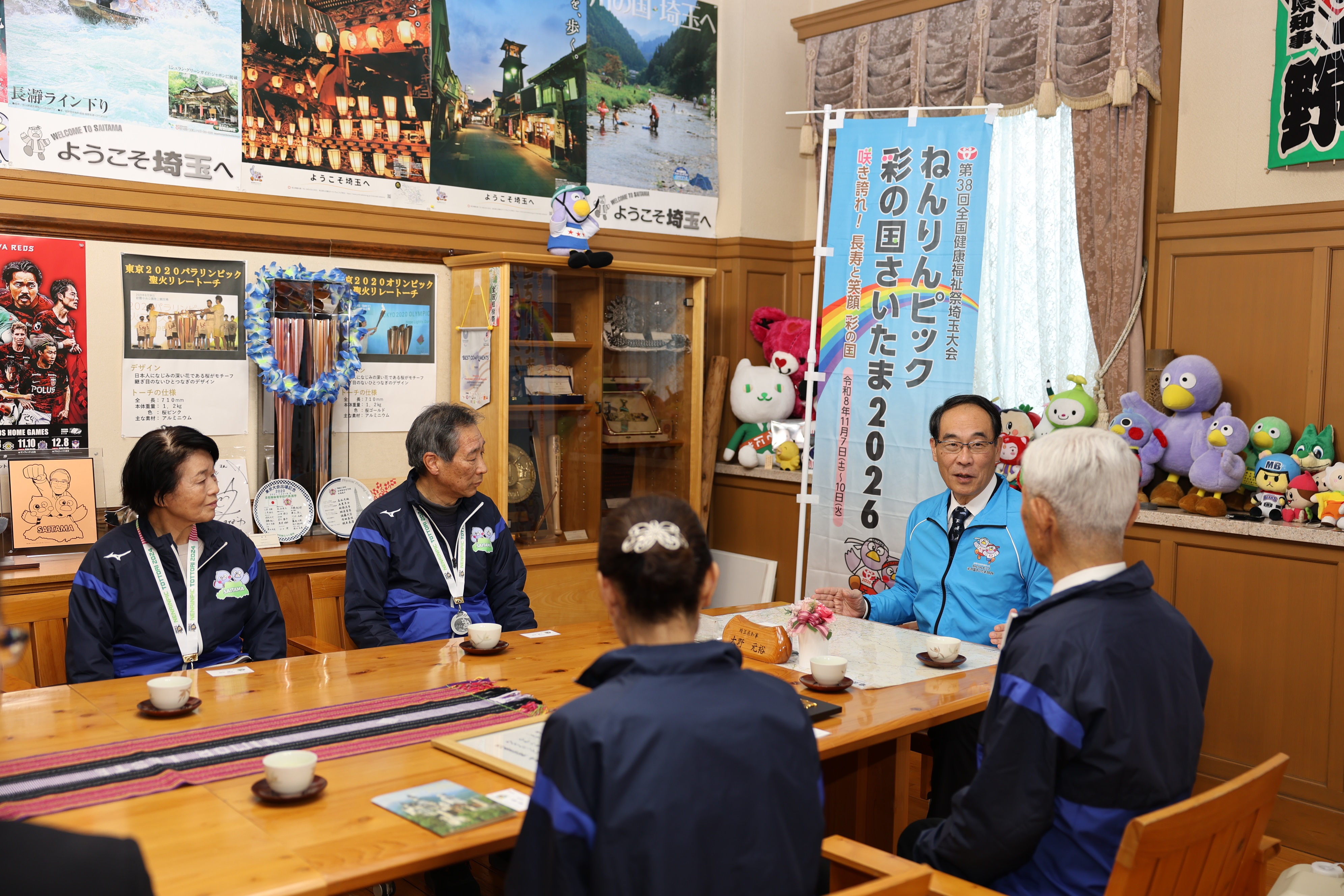 感謝状贈呈式で訪問者と歓談をする知事の写真
