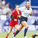 ラグビーレフリーとしてフィールドに立つ桑井亜乃さんの写真