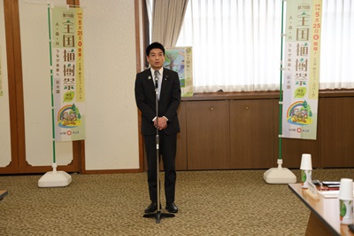 写真：挨拶を述べる議長