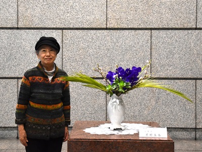 生け花と作者の写真