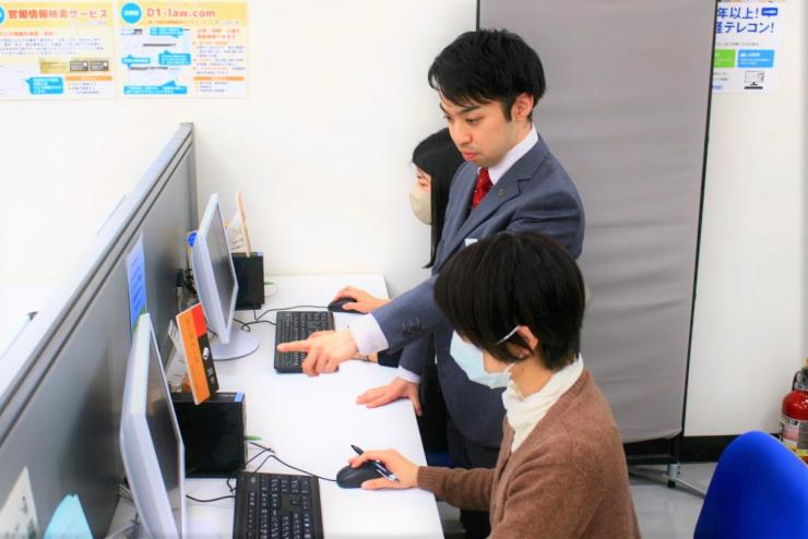 執務室にて業務の様子