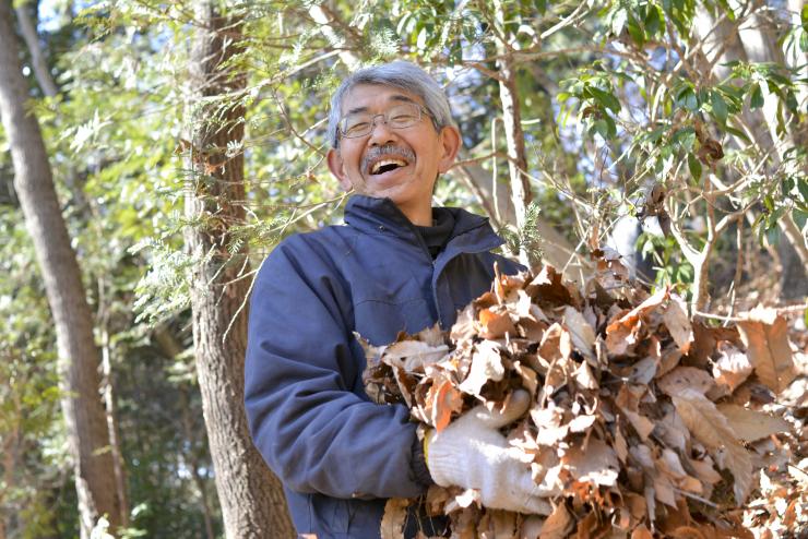 未利用資源の落ち葉を収集する桑原氏