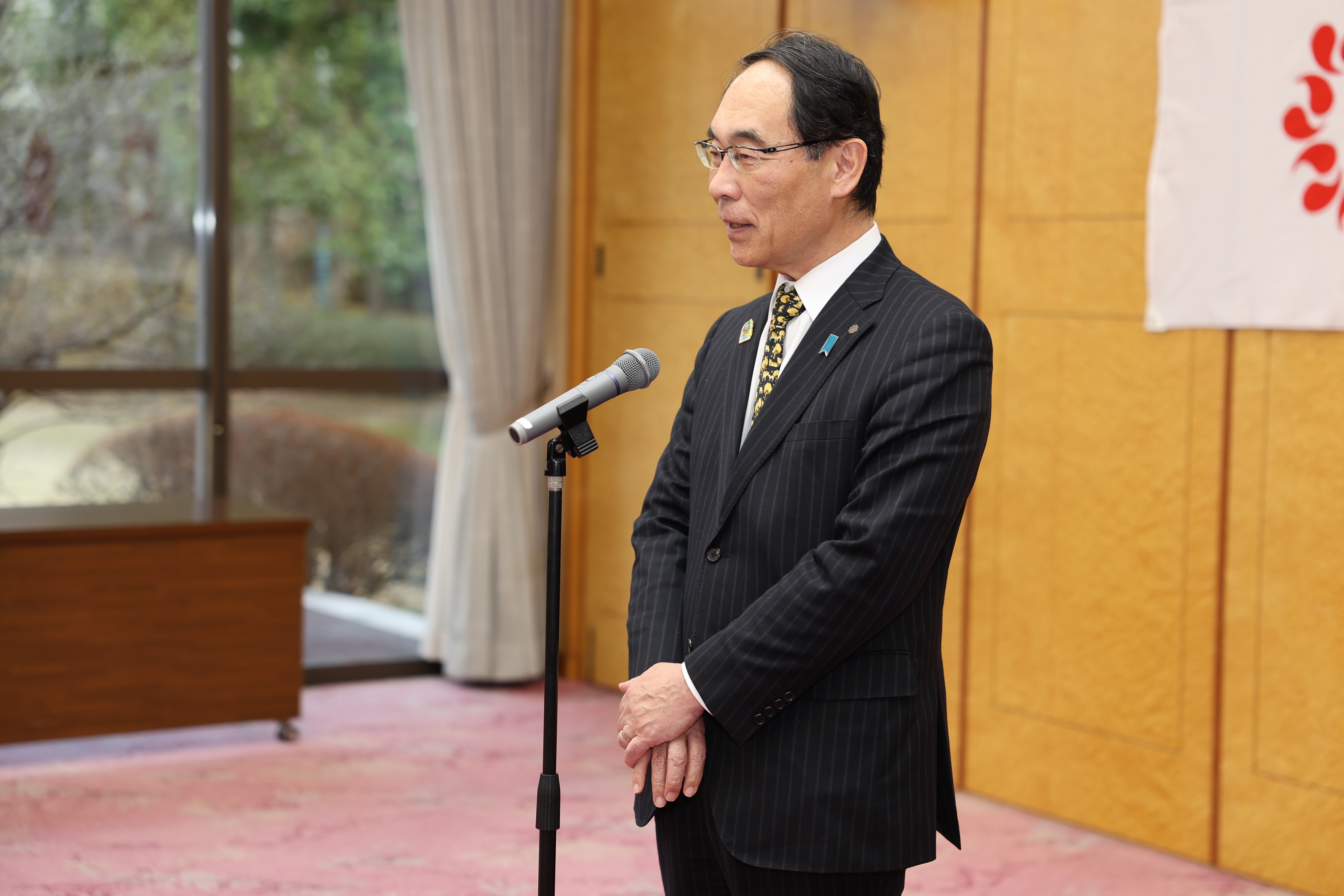 表彰式で挨拶をする知事の写真