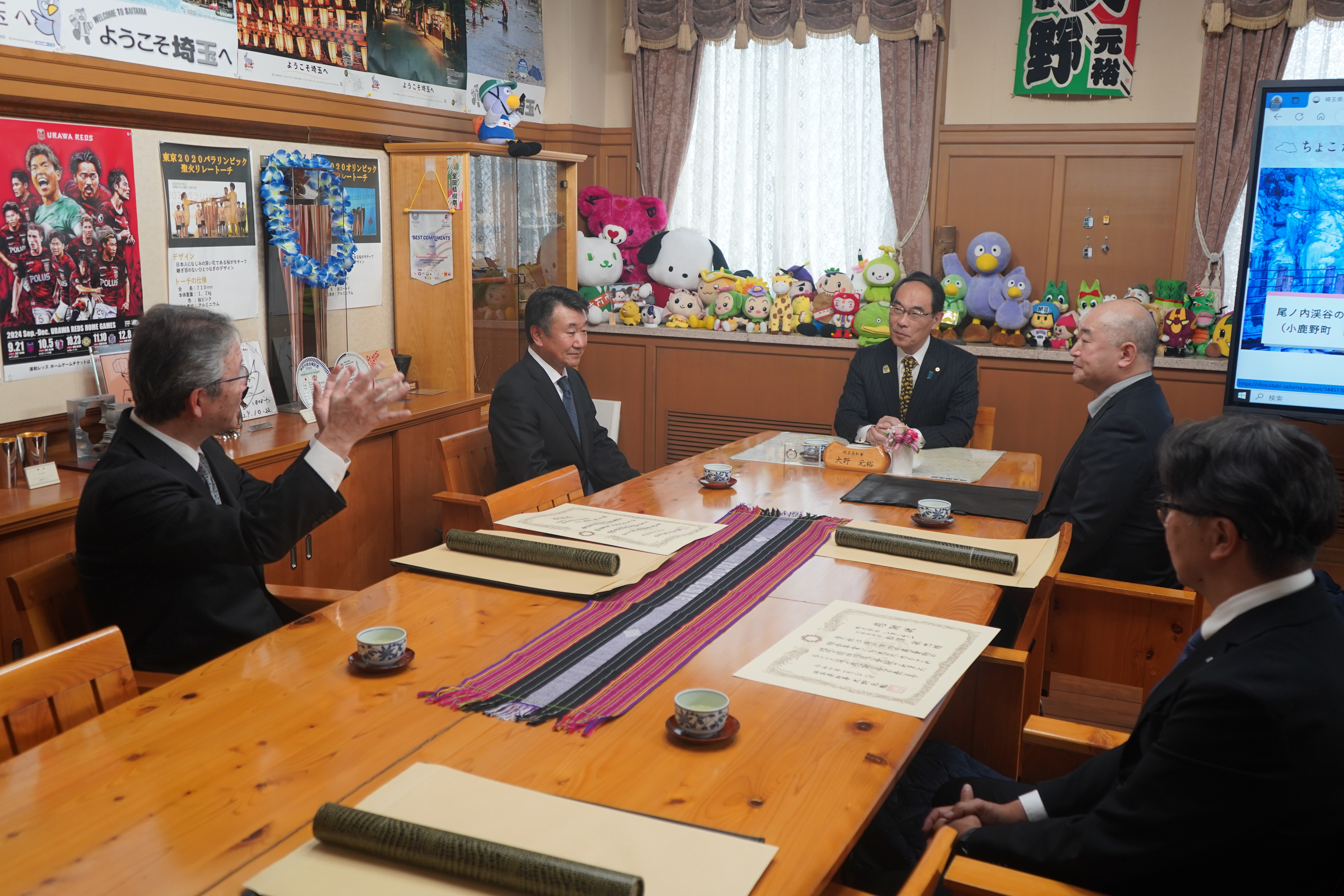 感謝状贈呈式で訪問者と会談をする知事の写真