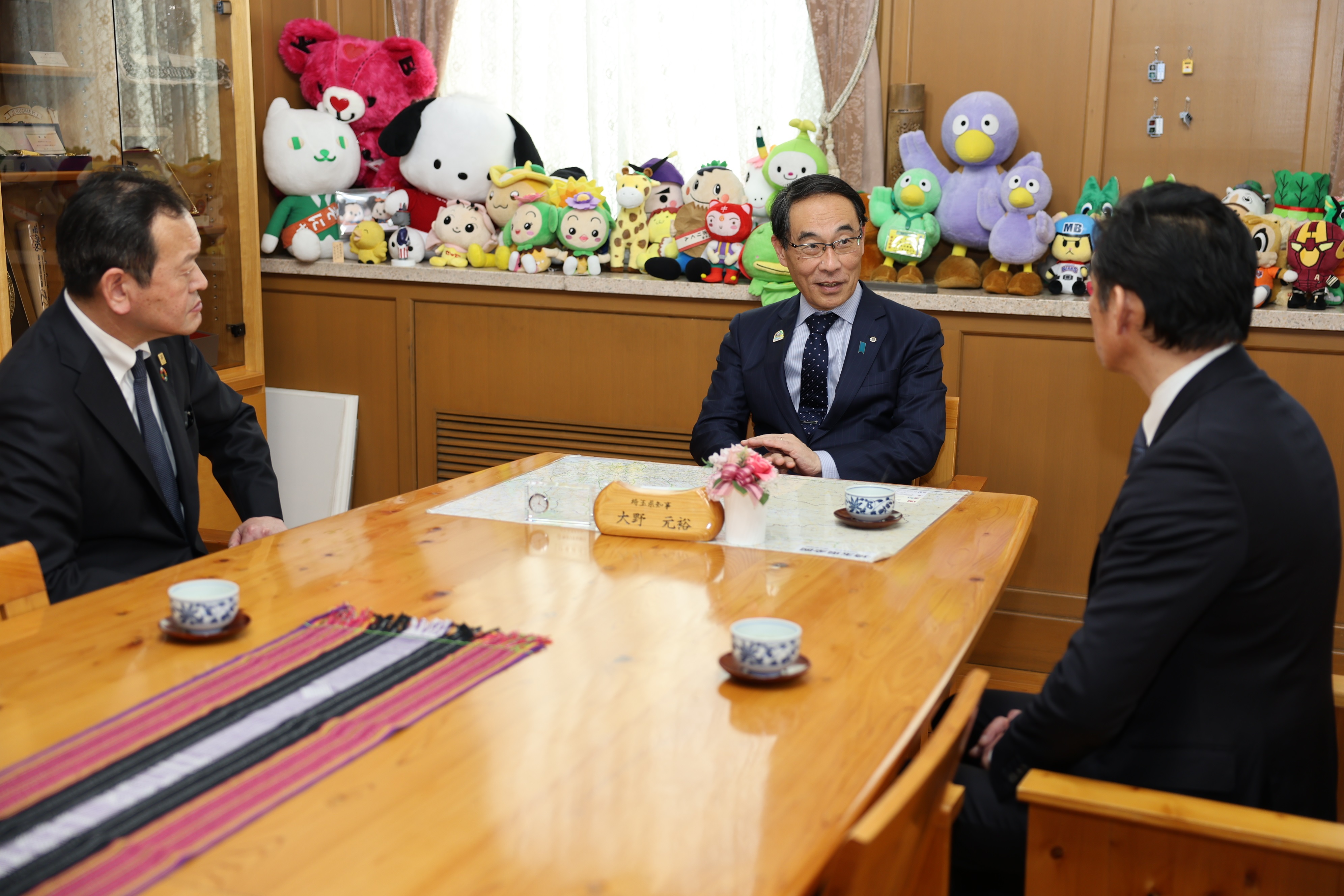 感謝状贈呈式で訪問者と会談をする知事の写真