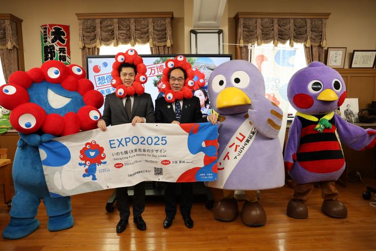 表敬訪問で訪問者と集合写真を撮る知事の写真