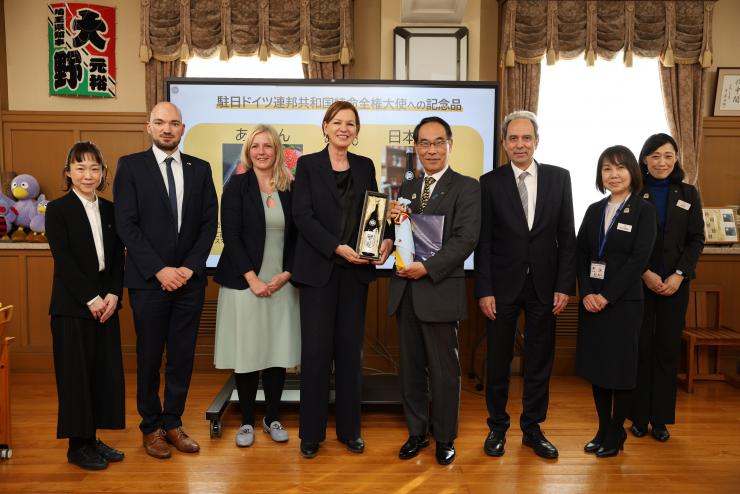 表敬訪問で訪問者と集合写真を撮る知事の写真