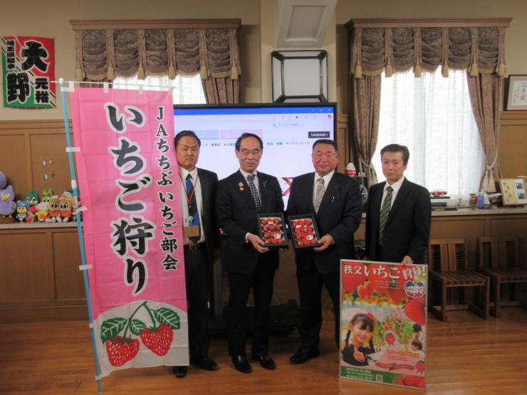 表敬訪問で訪問者と集合写真を撮る知事の写真
