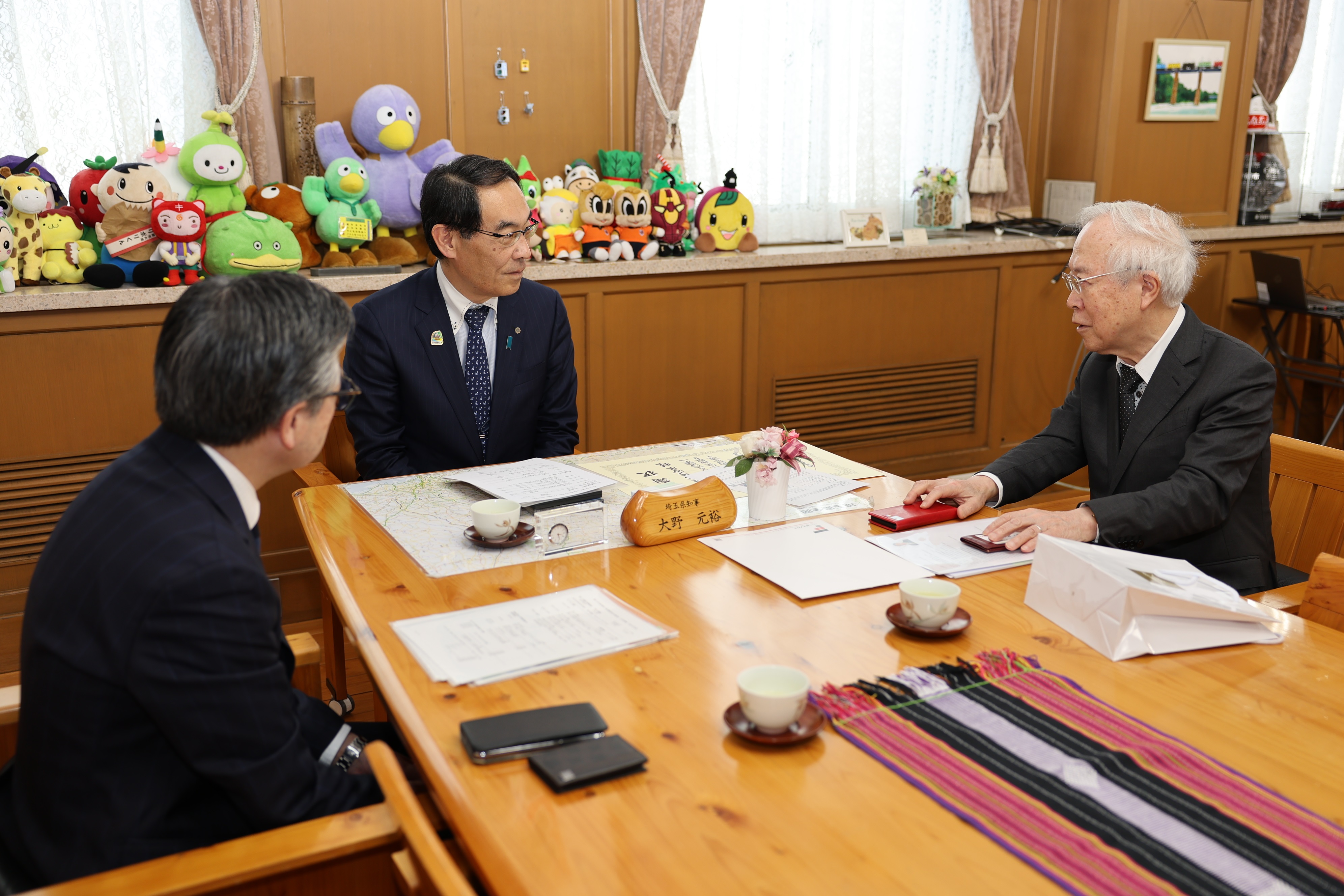 感謝状贈呈式で訪問者と会談をする知事の写真